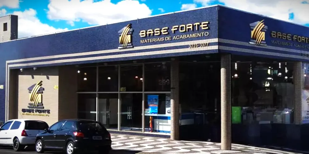 A Base Forte possui duas lojas físicas em Ponta Grossa, além de atender on-line