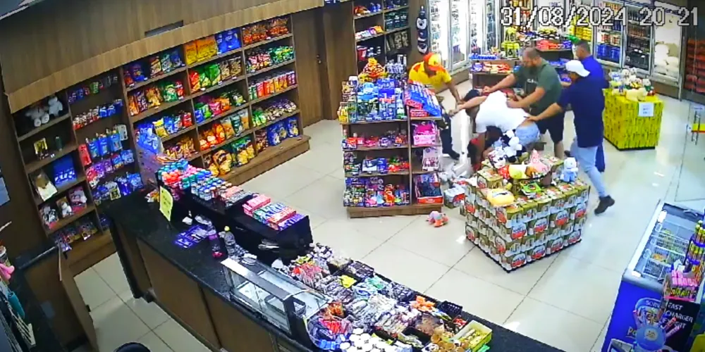 Populares imobilizaram o assaltante, até a chegada da polícia