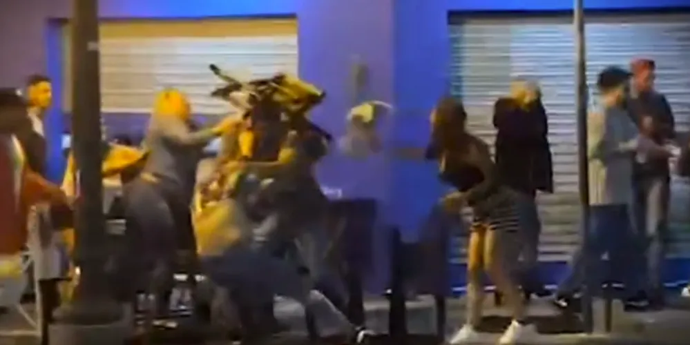 Várias pessoas brigaram em frente a um estabelecimento comercial