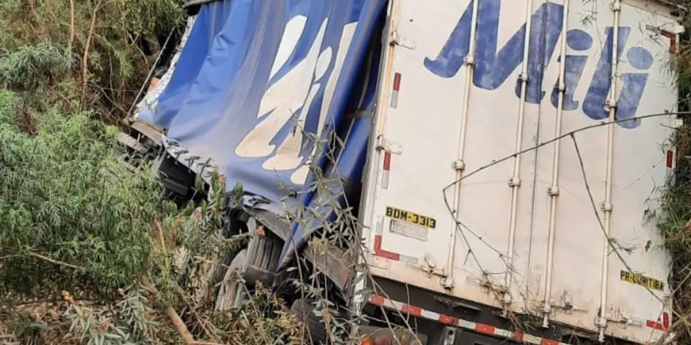 Caminhão M. Benz Axor envolvido no acidente