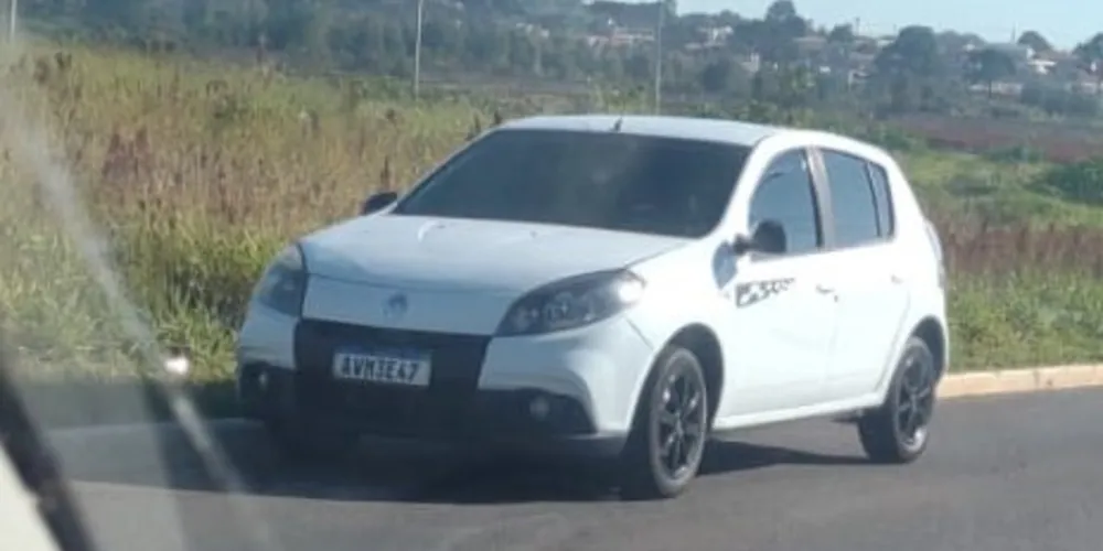 Carro estava abandonado na rua Padre Arnaldo Jansen, no Cará-Cará