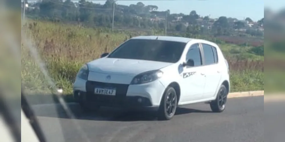 Carro estava abandonado na rua Padre Arnaldo Jansen, no Cará-Cará