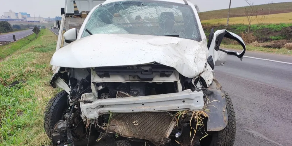 Caminhonete teve vários danos na parte dianteira