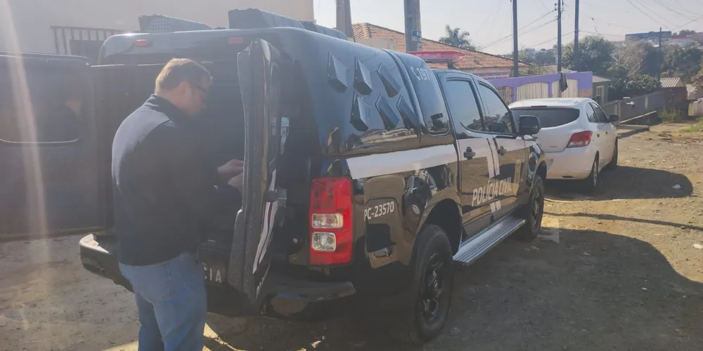 De acordo com a Polícia Civil, o homem e a mulher presos são usuários de drogas