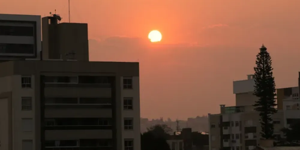 Fenômeno é explicado pela baixa umidade do ar e alto nível de poluentes na atmosfera