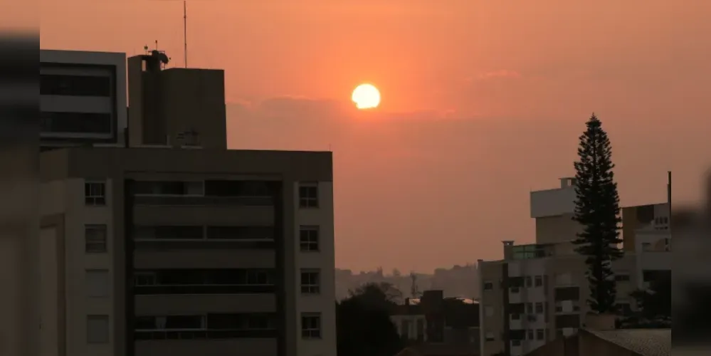 Fenômeno é explicado pela baixa umidade do ar e alto nível de poluentes na atmosfera