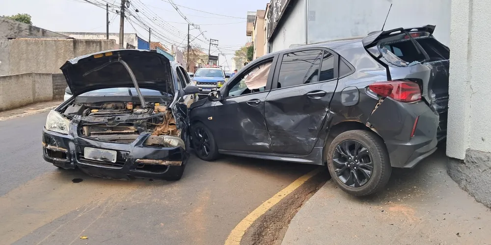 Colisão aconteceu no início da tarde deste domingo (08)