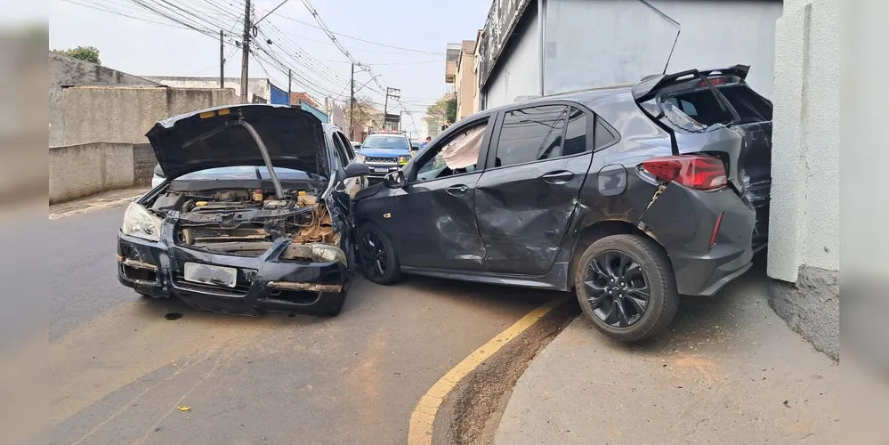 Colisão aconteceu no início da tarde deste domingo (08)