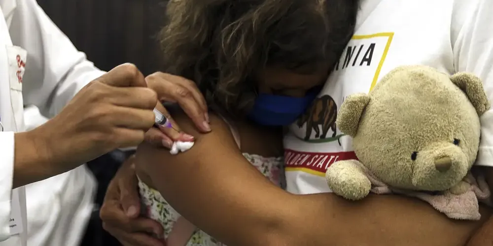 Conhecida como "tosse comprida", a coqueluche é uma doença aguda respiratória bastante contagiosa