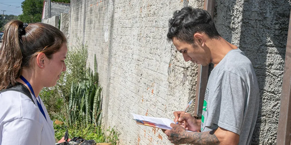 Esses profissionais estão uniformizados e serão facilmente identificáveis por crachá e carta de apresentação