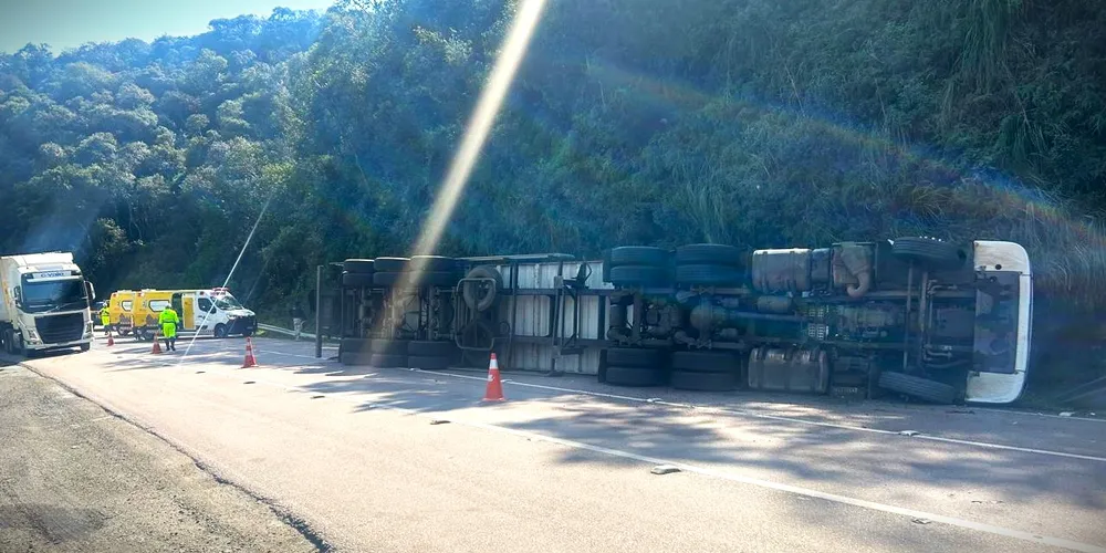 Caminhão tombou na faixa da esquerda (1) da rodovia
