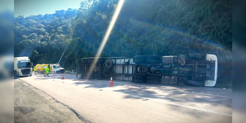 Caminhão tombou na faixa da esquerda (1) da rodovia