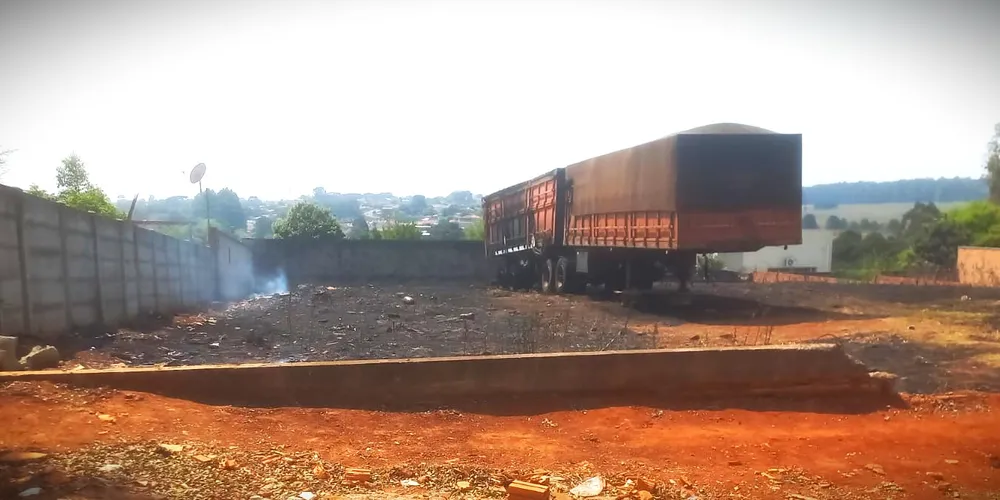 Carreta estava estacionada e foi atingida pelas chamas do incêndio