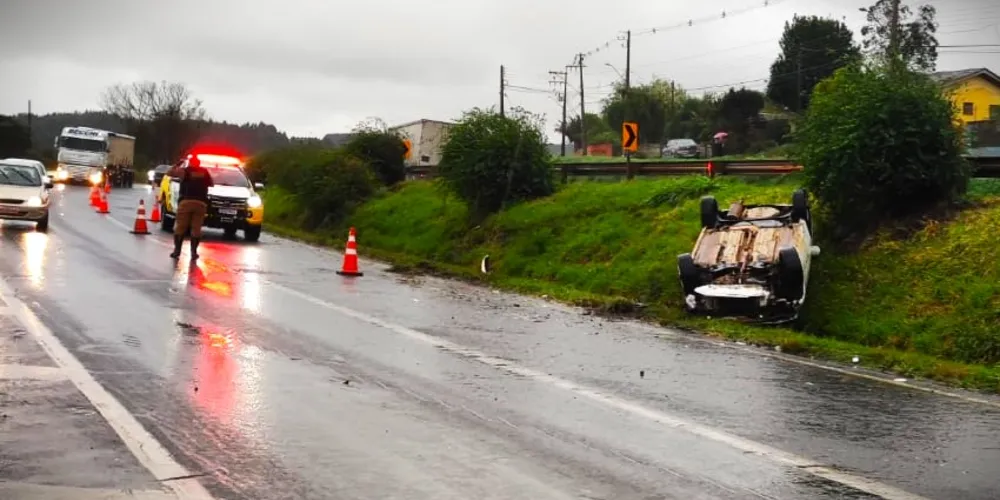 Capotamento aconteceu na PR-151, no km 308 da rodovia