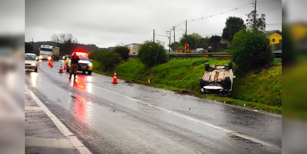 Capotamento aconteceu na PR-151, no km 308 da rodovia