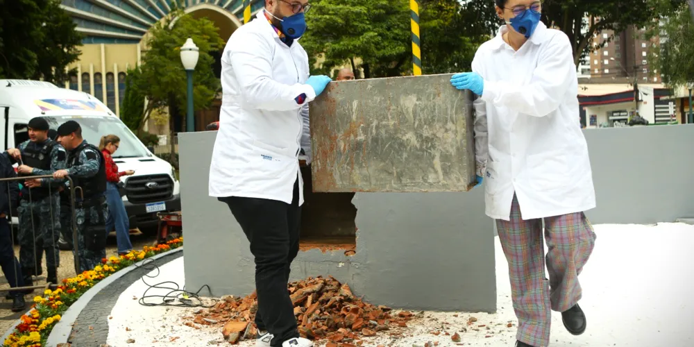 Momento que a cápsula do tempo foi retirada, em 2023, em Ponta Grossa