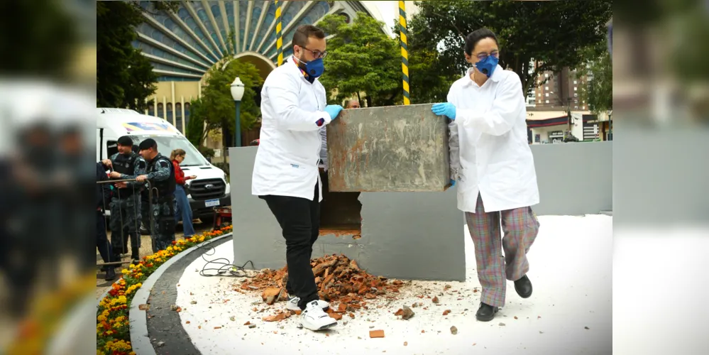 Momento que a cápsula do tempo foi retirada, em 2023, em Ponta Grossa