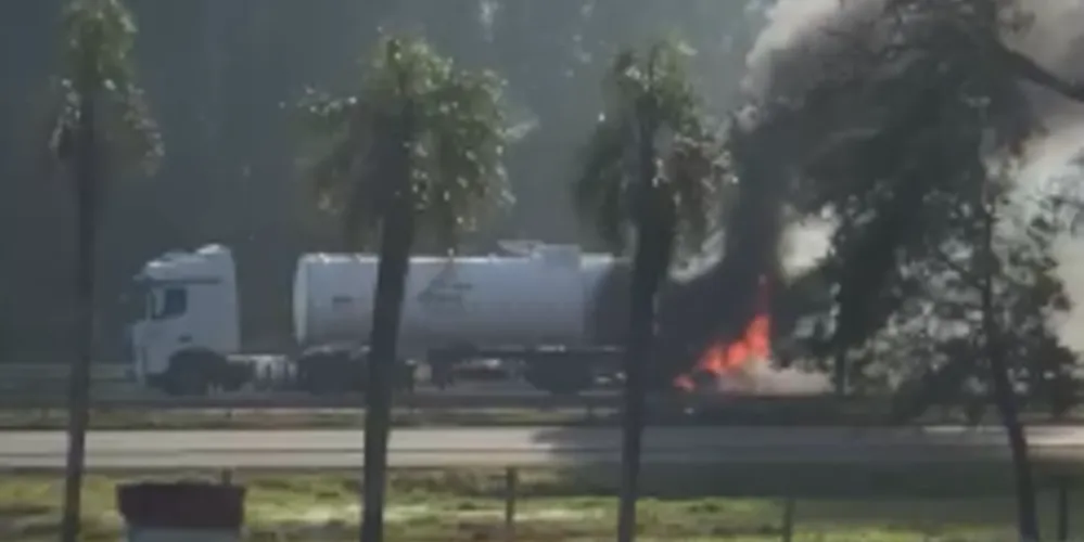 Conforme os oficiais, o fogo não se alastrou por todo o tanque, mas há risco de explosão