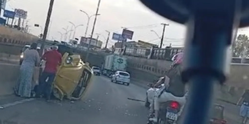 Veículo parou tombado sobre a faixa da esquerda