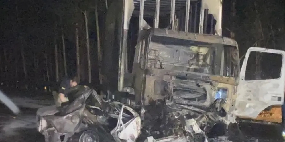 Acidente frontal aconteceu na noite desse sábado (3)