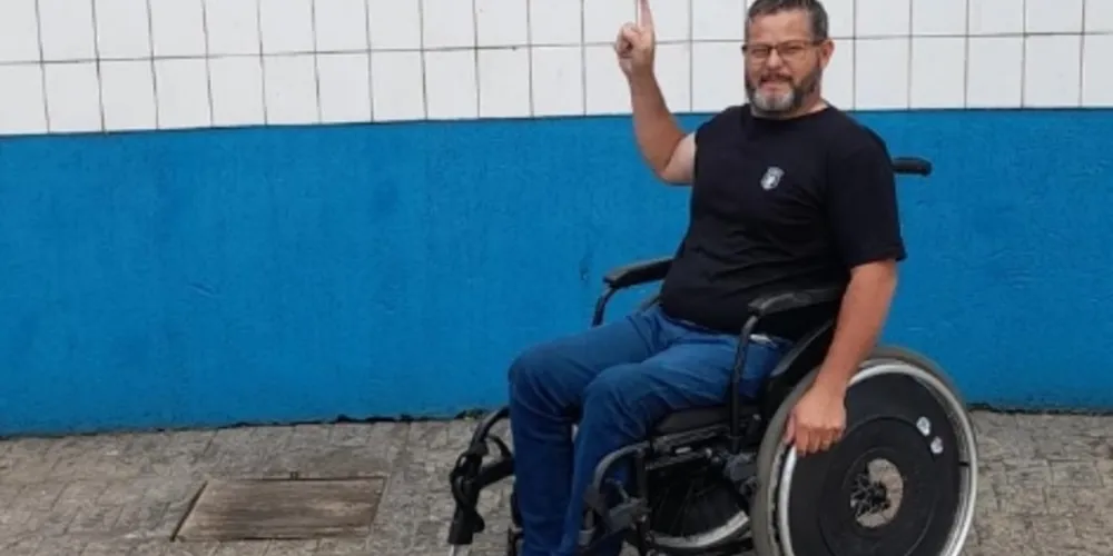 Alexsandro precisa de uma nova cadeira de rodas