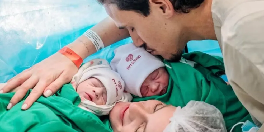 Pedro, jogador do Flamengo, anuncia o nascimento das filhas