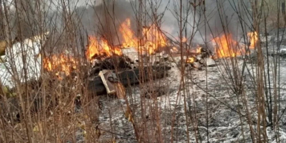 Testemunhas relataram ter ouvido uma grande explosão antes do avião cair