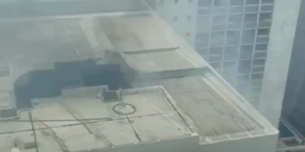 Com o incêndio, caíram as pastilhas do prédio e explodiram os vidros do apartamento