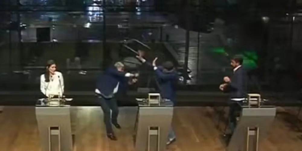 Na gravação, é possível ver que o apresentador de televisão tentou arremessar uma segunda vez a cadeira em Marçal