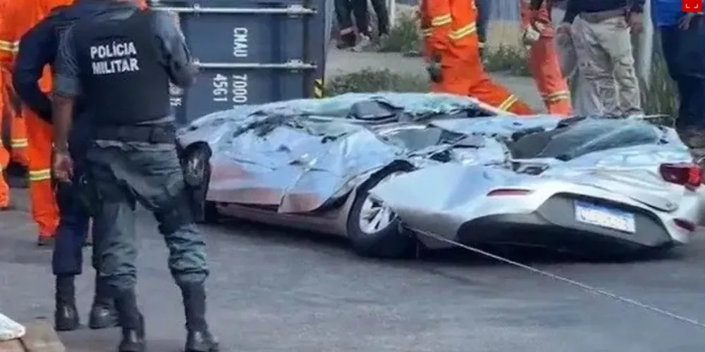 Carreta tomba em cima de veículo e motorista morre