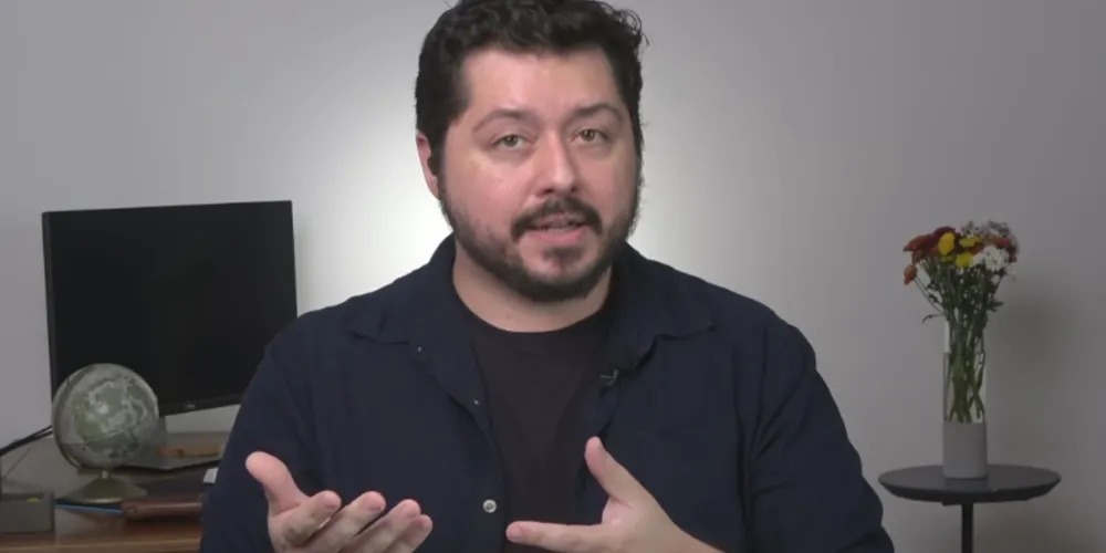 Atila é graduado em biologia pela Universidade de São Paulo