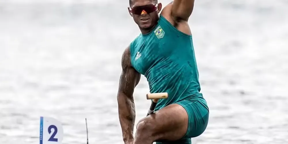 Em uma corrida emocionante, o canoísta conseguiu sair da quinta posição