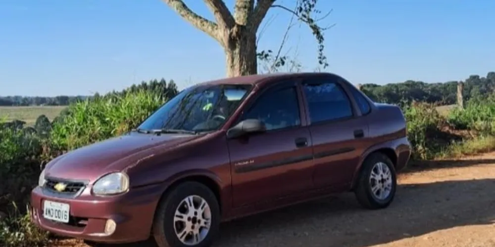 Carro furtado se trata de um Chevrolet Corsa Sedan