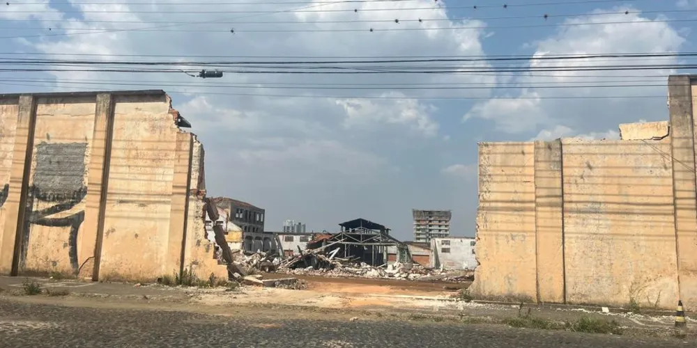 Demolição de parte do imóvel foi iniciada