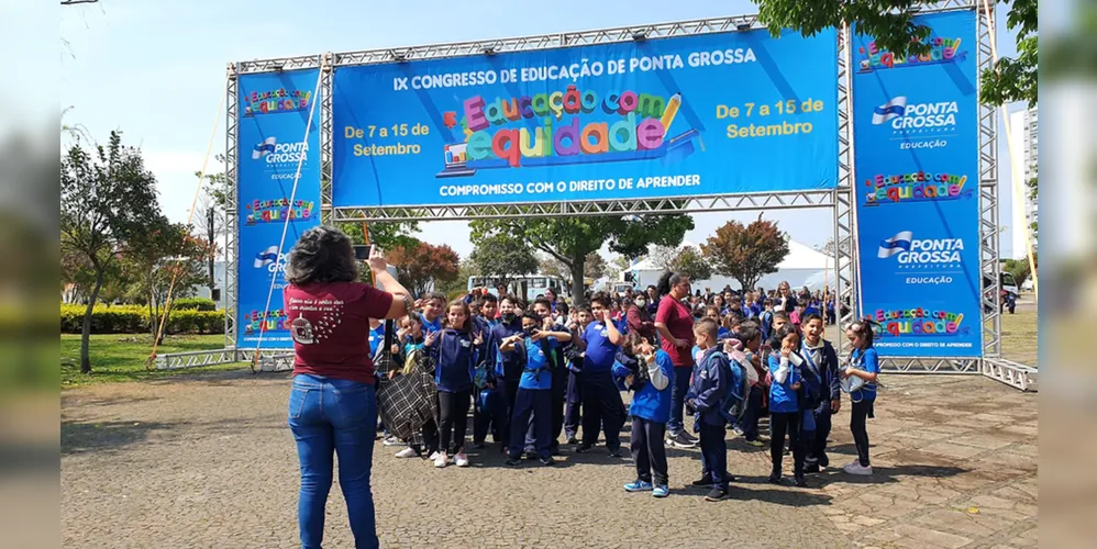 As palestras abordam temas como Educação Infantil, Ensino Fundamental, Infância, Educação Especial Inclusiva, Educação Física, entre outros.