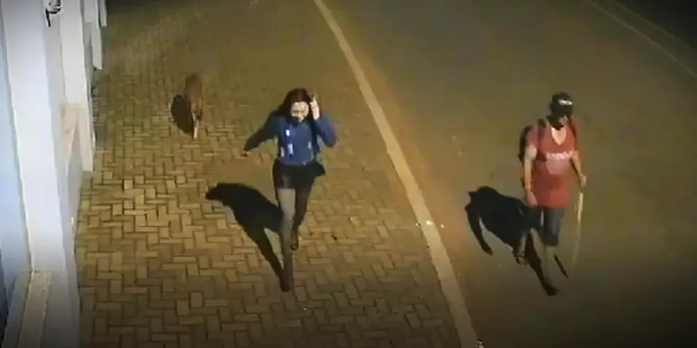 À direita o suspeito, momentos antes de ter realizado o crime contra a vítima (à esquerda)