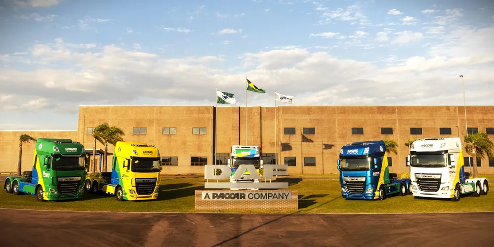 Cinco veículos foram entregues com as cores verde e amarela