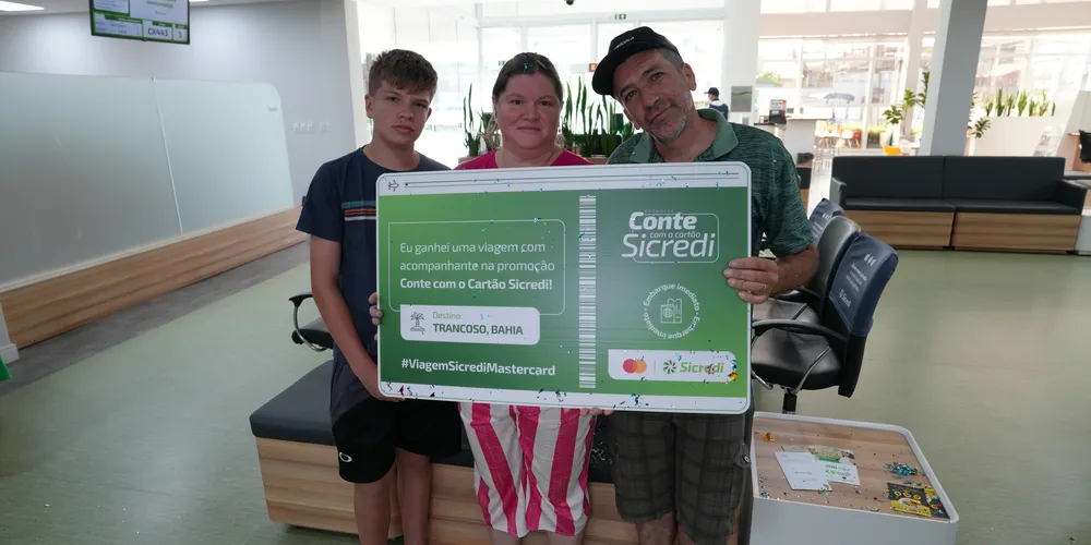 Carlos Alberto Robes, associado da agência de Palmeira, foi surpreendido pela equipe local com a notícia da viagem.