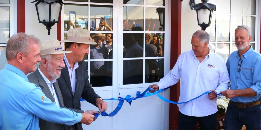 Lideranças fizeram a inauguração nesta terça-feira (6), em Castro