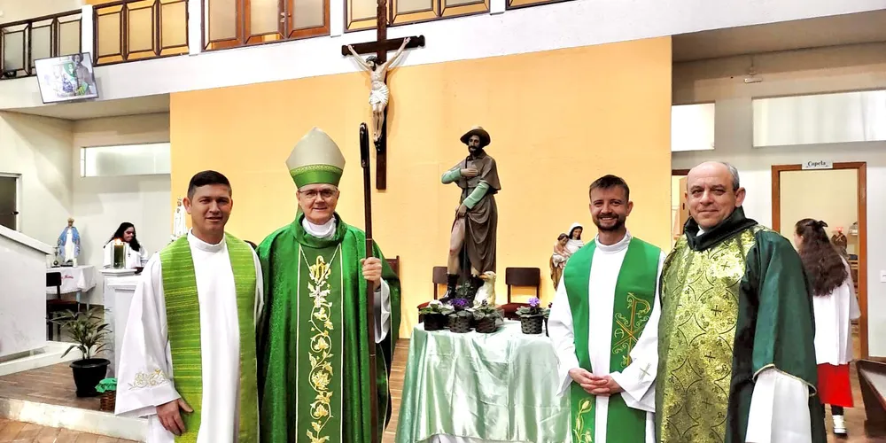 Dom Bruno e a equipe concelebrante: padre Adevilson, padre Hélio Guimarães e diácono Eduardo de Oliveira.