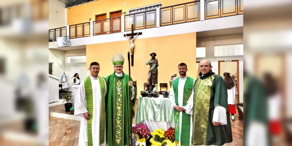 Dom Bruno e a equipe concelebrante: padre Adevilson, padre Hélio Guimarães e diácono Eduardo de Oliveira.