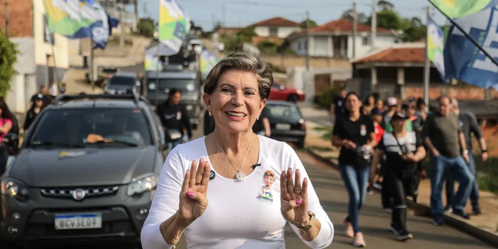 Elizabeth Schmidt (União) durante ação de campanha nas ruas do Jardim Barreto