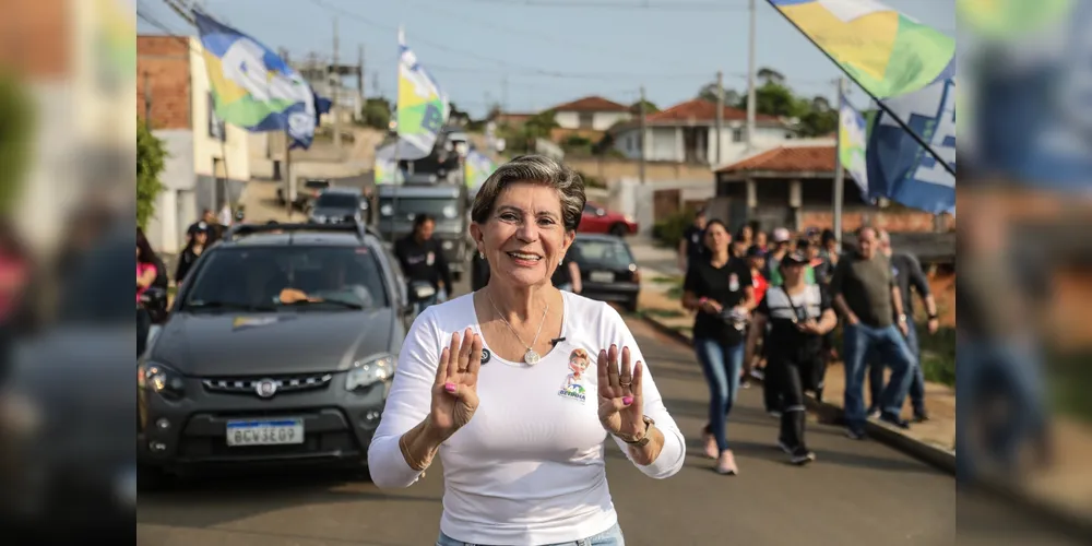 Elizabeth Schmidt (União) durante ação de campanha nas ruas do Jardim Barreto