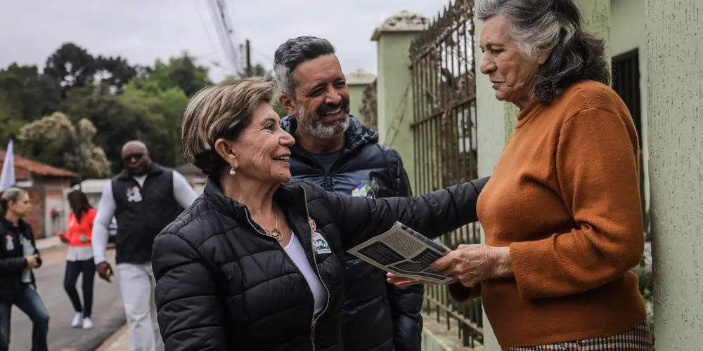Elizabeth Schmidt (União) se encontra com moradores do Santa Paula