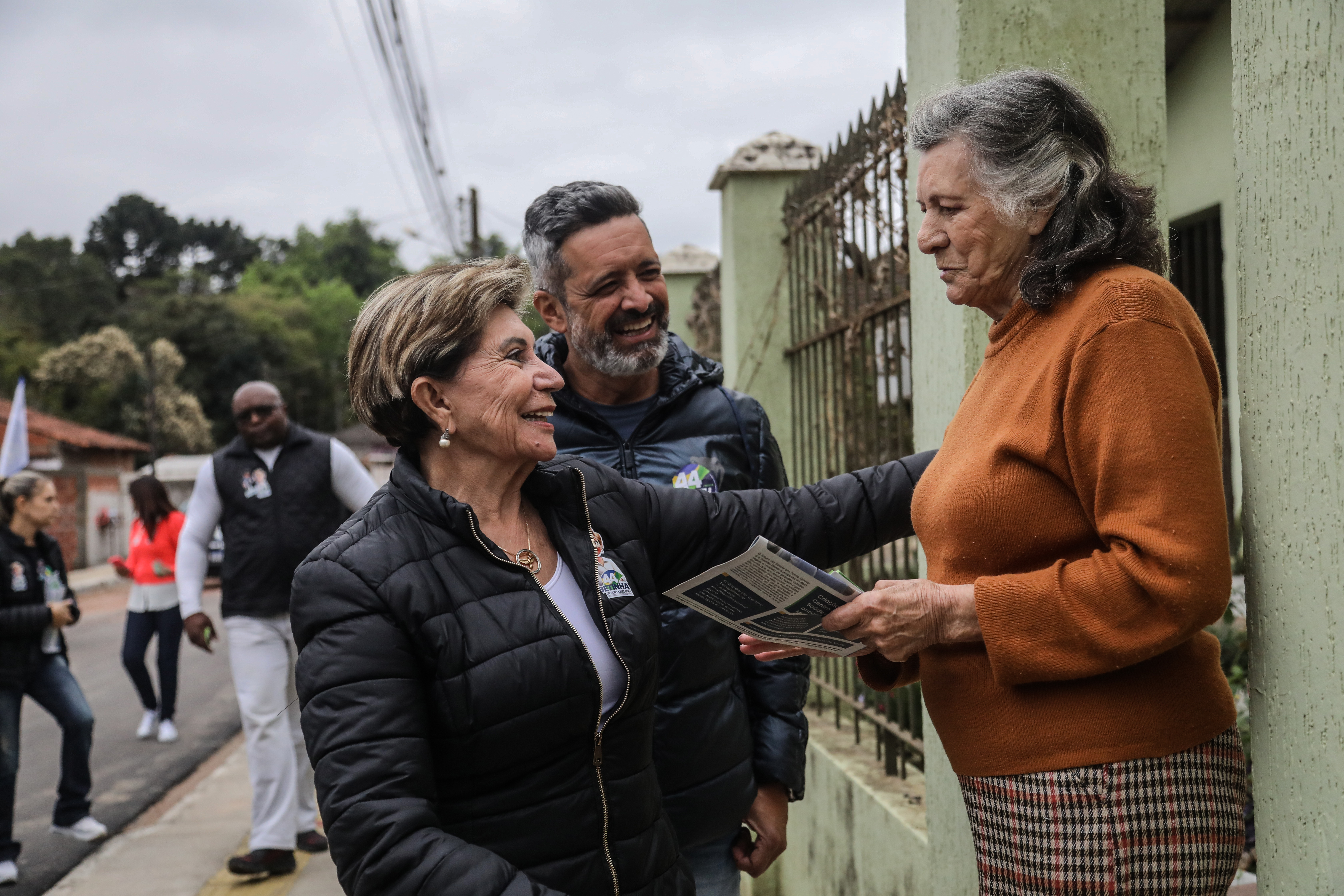 Elizabeth Schmidt (União) se encontra com moradores do Santa Paula