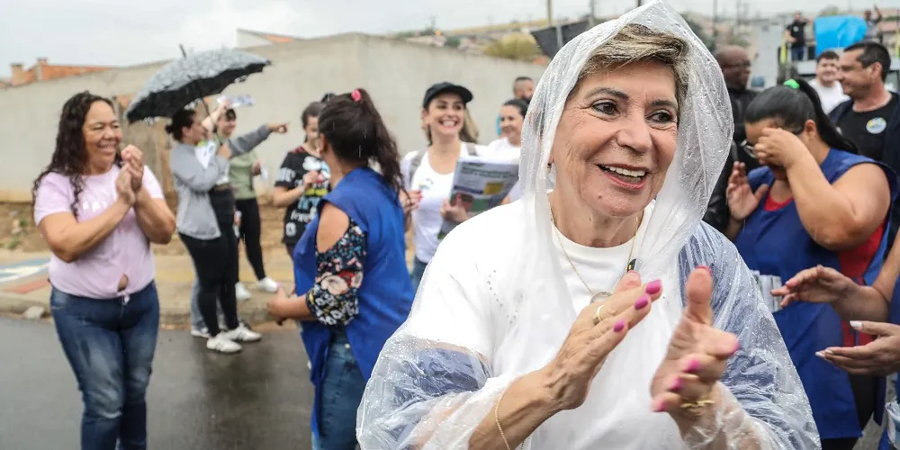 Elizabeth Schmidt (União) durante ação de campanha em 
Guaragi