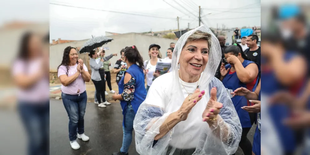 Elizabeth Schmidt (União) durante ação de campanha em 
Guaragi