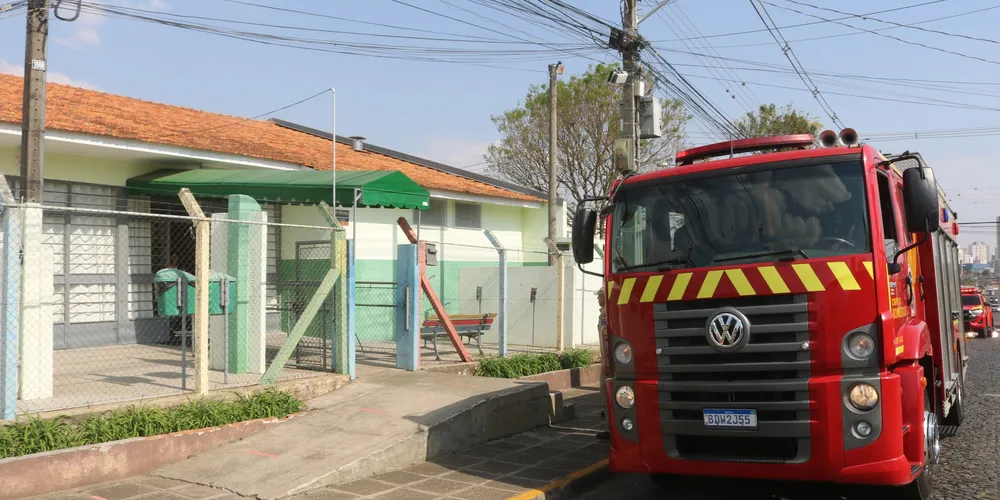 Brigadistas do Corpo de Bombeiros estiveram na instituição de ensino