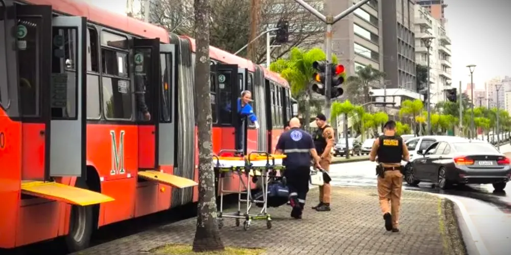 Situação aconteceu no veículo, na avenida Presidente Affonso Camargo