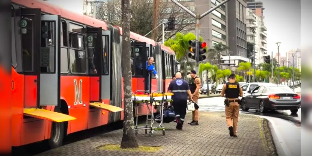 Situação aconteceu no veículo, na avenida Presidente Affonso Camargo